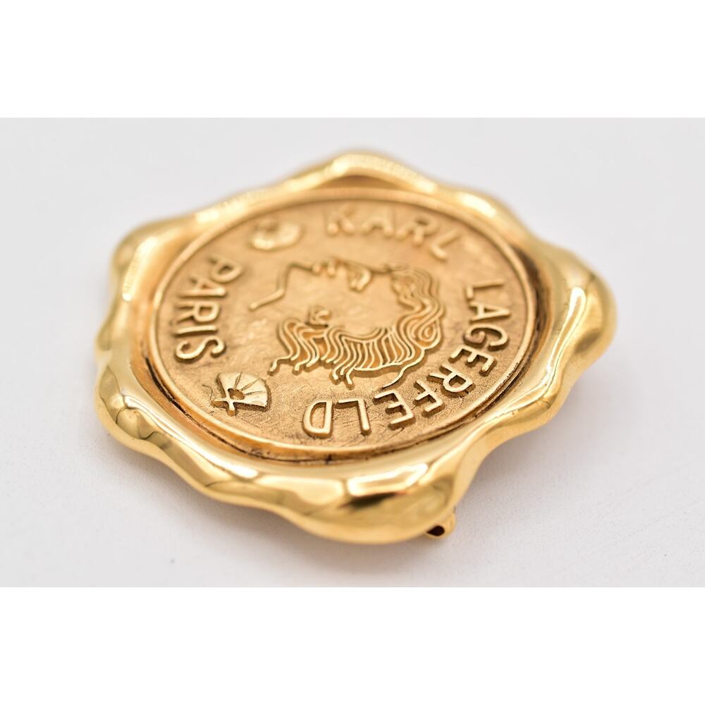 Karl Lagerfeld Vintage Logo Seal Brooch Pin Paris Medallion Gold Signed Bin5B - Picture 6 of 12